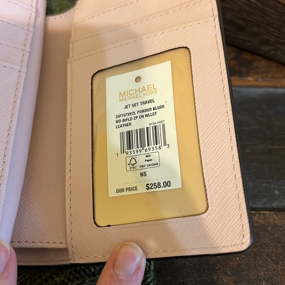 🔥🔥NEW Michael Kors Powder Blush Pink Leather Zipper Wallet Barbie Vibes🔥🔥 - Picture 6 of 7